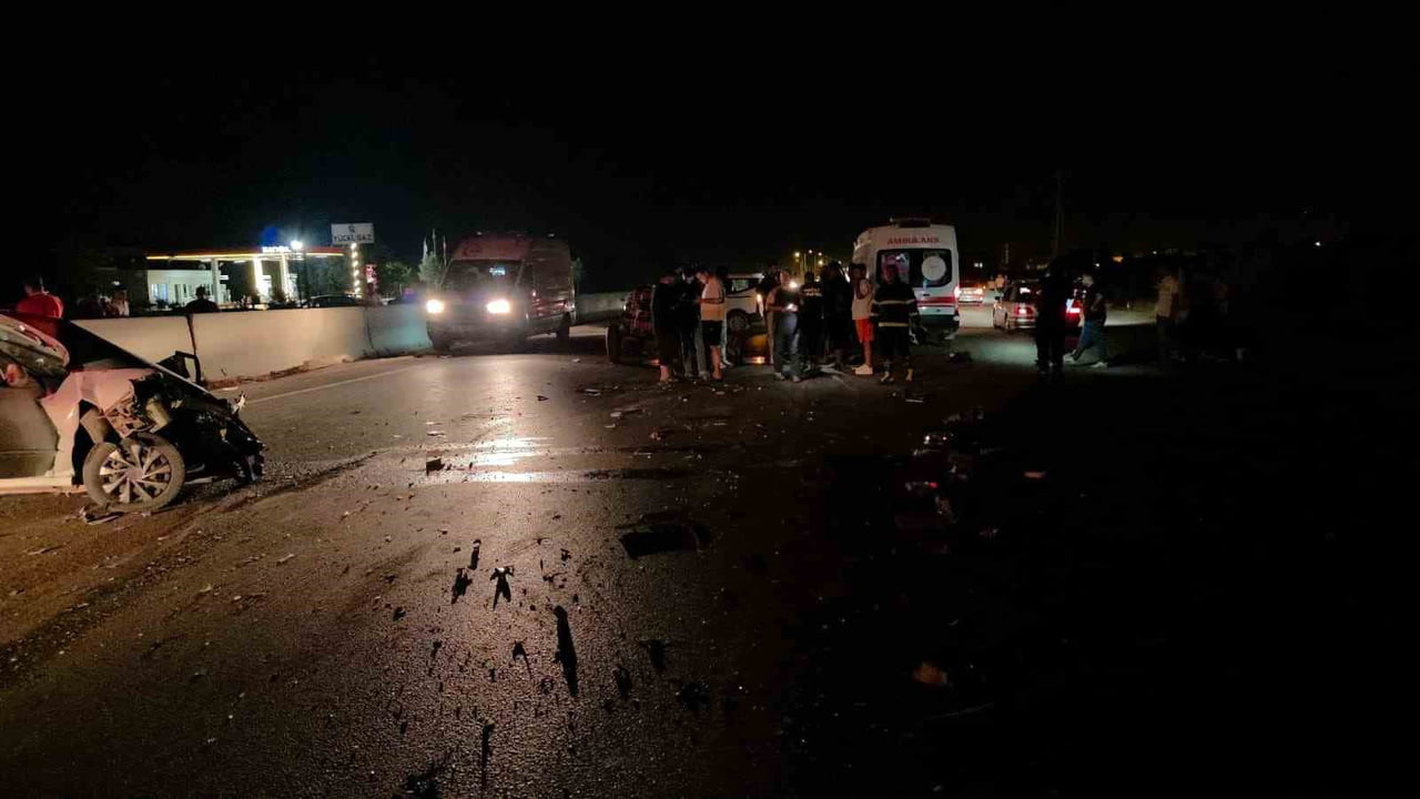 HATAY’DA TRAKTÖR İLE OTOMOBİLİN ÇARPIŞMASI SONUCU YAŞANAN TRAFİK KAZASINDA 1’İ AĞIR 3 KİŞİ...