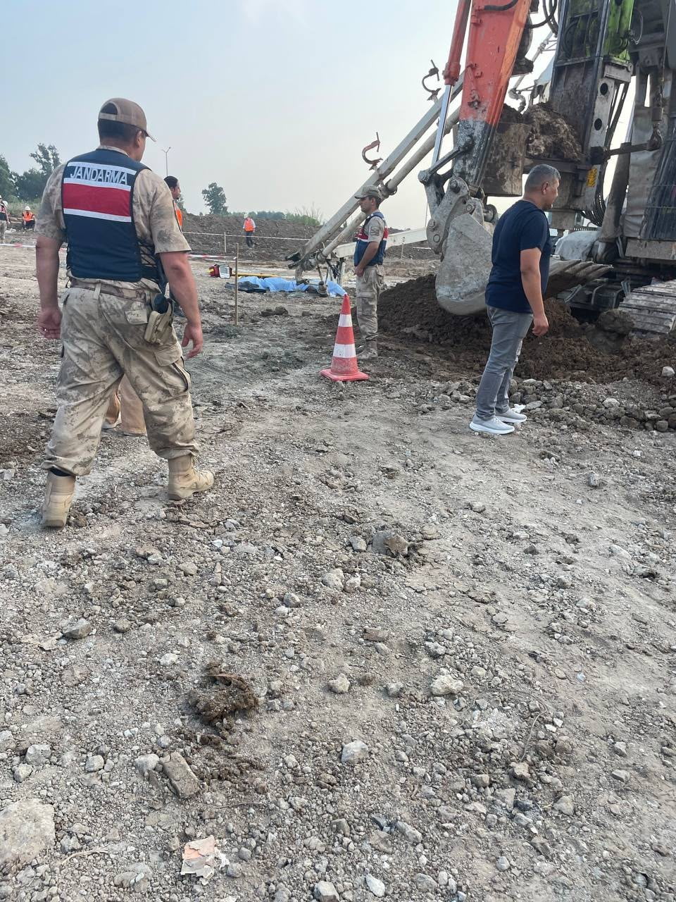 HATAY’DA TREN YOLU YAPIM ŞANTİYESİNDE YAŞANAN İŞ KAZASINDA KIRILAN BETON POMPASININ ÜZERİNE...