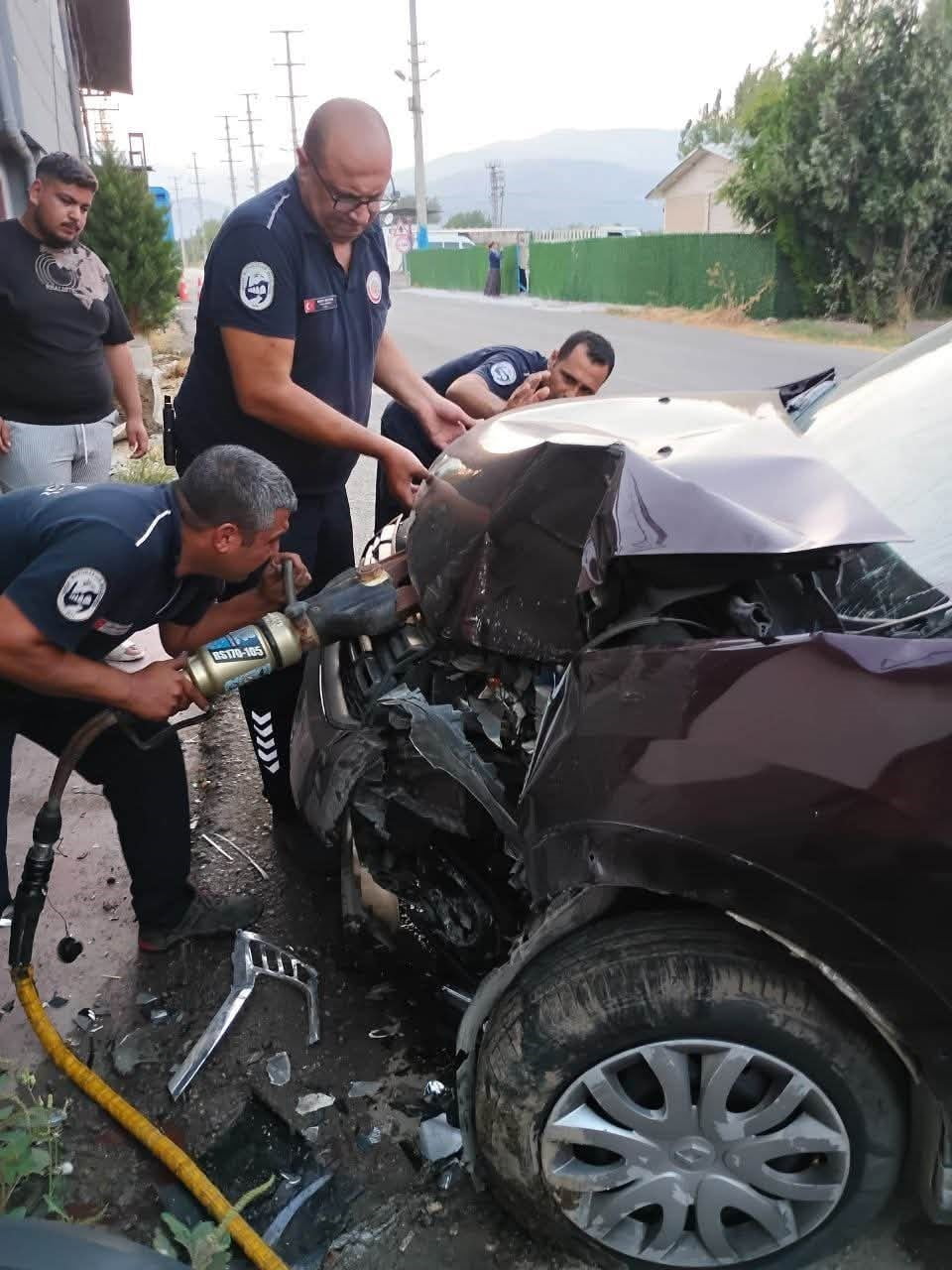 HATAY’IN ANTAKYA İLÇESİNDE MOTOSİKLETLE, OTOMOBİLİN ÇARPIŞMASI SONUCU YAŞANAN KAZADA 2 KİŞİ...