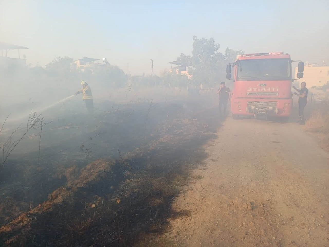HATAY’IN HASSA İLÇESİNDE ZEYTİNLİK ALANDA ÇIKAN YANGIN, İTFAİYE EKİPLERİNİN HIZLI MÜDAHALESİYLE...