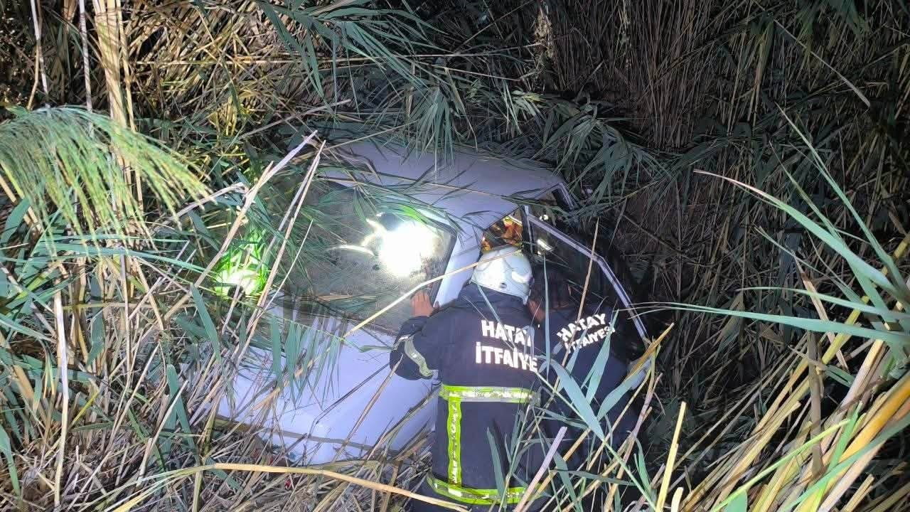 HATAY’IN KIRIKHAN İLÇESİNDE SULAMA KANALINA UÇAN OTOMOBİLİN SÜRÜCÜSÜ YARALANDI.