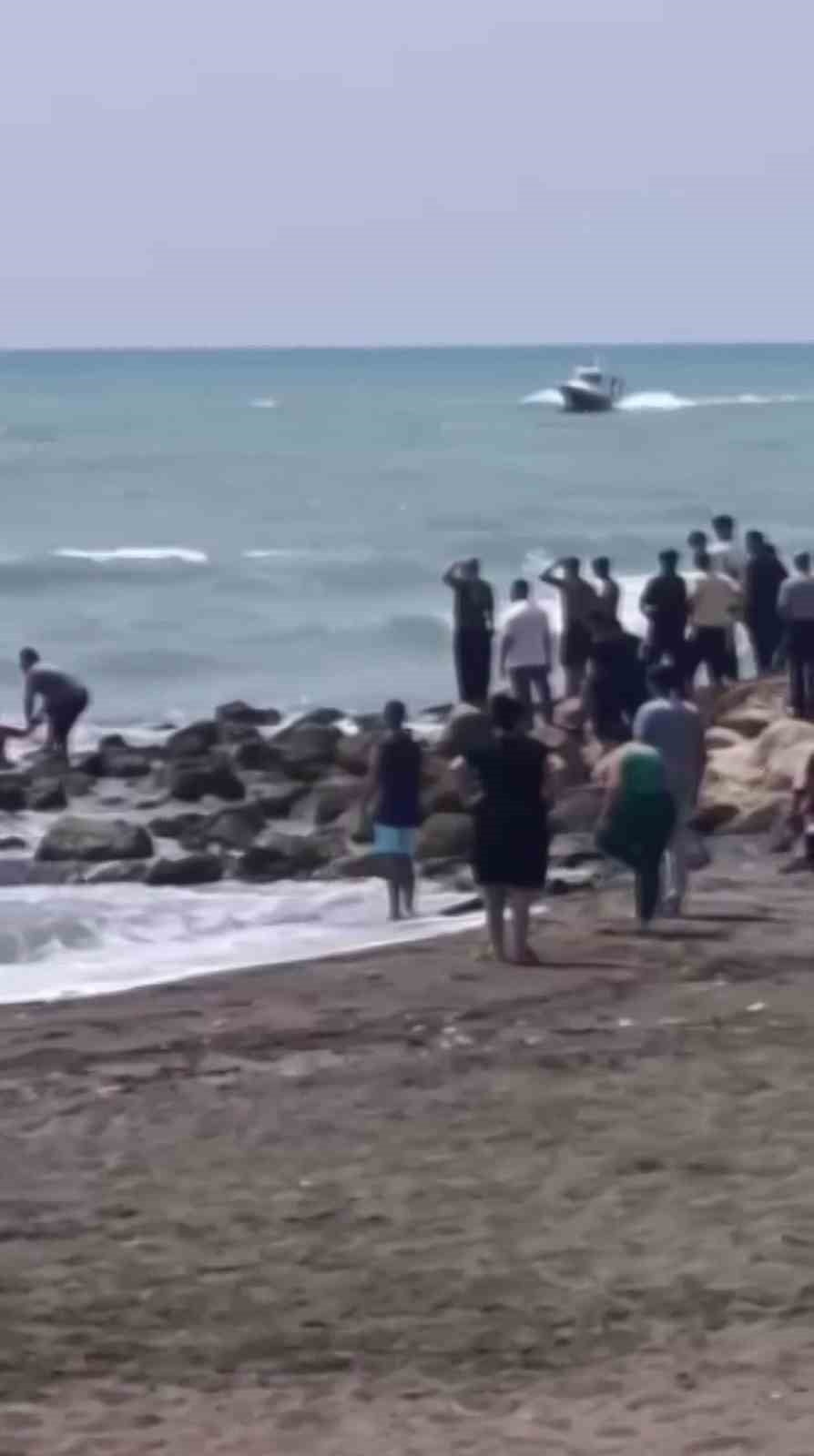 HATAY’IN SAMANDAĞ İLÇESİNDE KAYMAKAMLIK TARAFINDAN YAPILAN ‘DENİZE GİRMEYİN’ UYARISINA ALDIRIŞ...