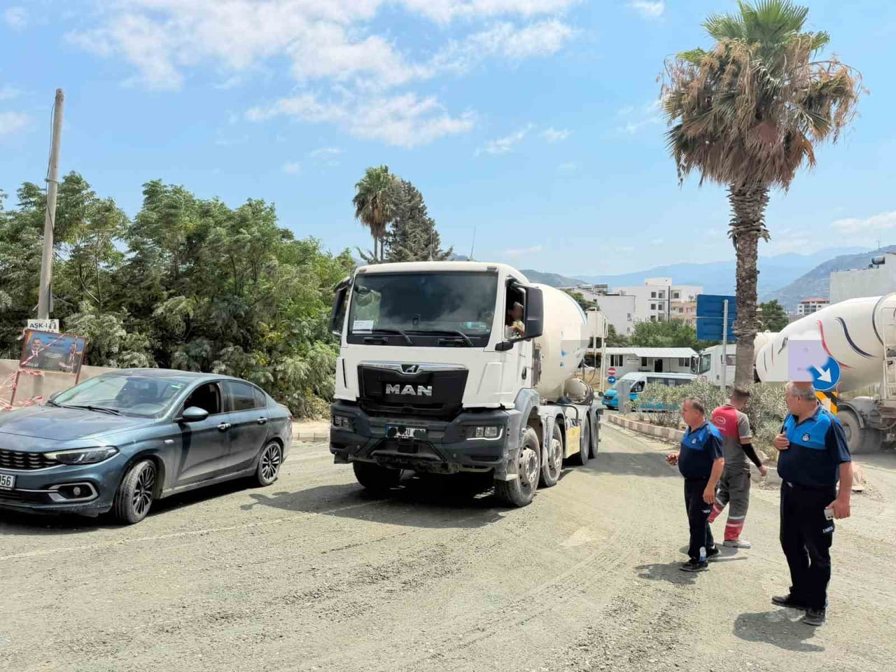 HATAY’IN SAMANDAĞ İLÇESİNDE YOLA BETON DÖKEREK ÇEVREYİ KİRLETEN BETON MİKSERİ SÜRÜCÜSÜNE ZABITA ...