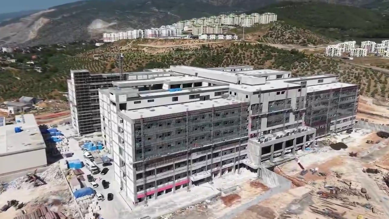 HATAY VALİSİ MUSTAFA MASATLI, İSKENDERUN İLÇESİNDE YAPIMI TÜM HIZIYLA DEVAM EDEN 600 YATAKLI...