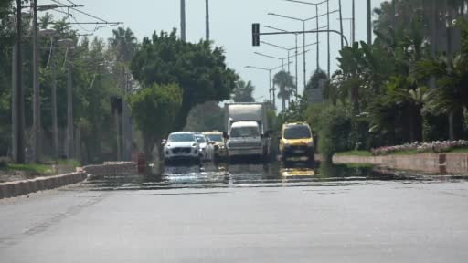 Hava sıcaklığının 34 derece ölçüldüğü Antalya'da deniz suyu sıcaklığı 30 dereceyi...