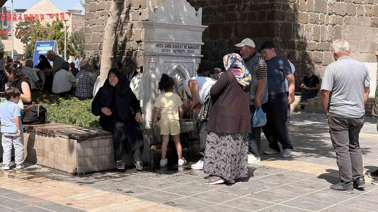 HAVA SICAKLIĞININ HİSSEDİLİR DERECEDE ARTTIĞI KAYSERİ'DE TERMOMETRELER 34 DERECEYİ...