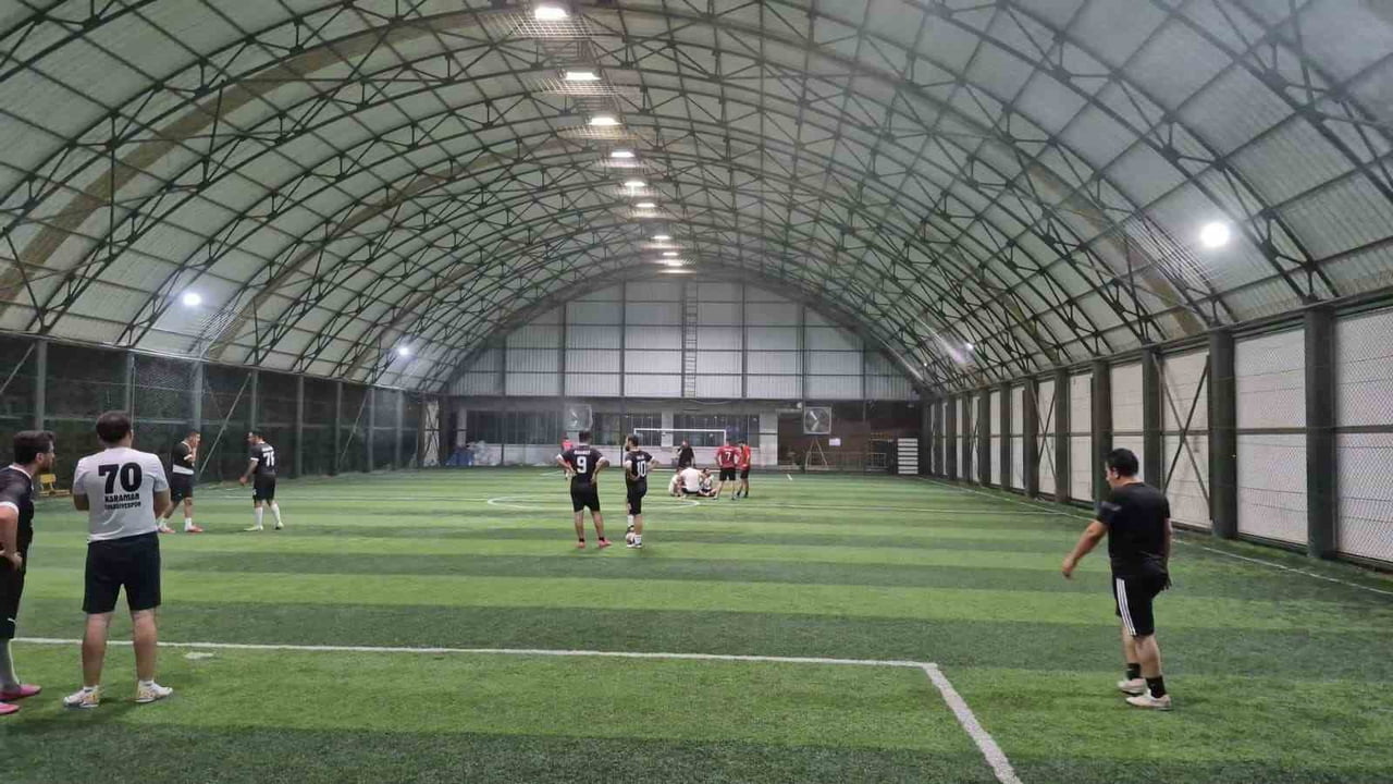 HAVA SICAKLIKLARININ 40 DERECENİN ÜZERİNDE SEYRETTİĞİ ADIYAMAN'DA, BİR SPOR MERKEZİ TARAFINDAN...