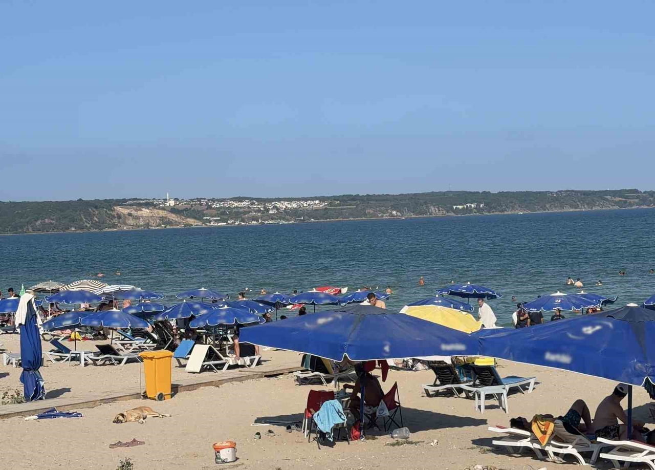 HAVA SICAKLIKLARININ ETKİSİNİ ARTIRDIĞI KIRKLARELİ’NİN İĞNEADA BELDESİNDE SICAKTAN BUNALAN...