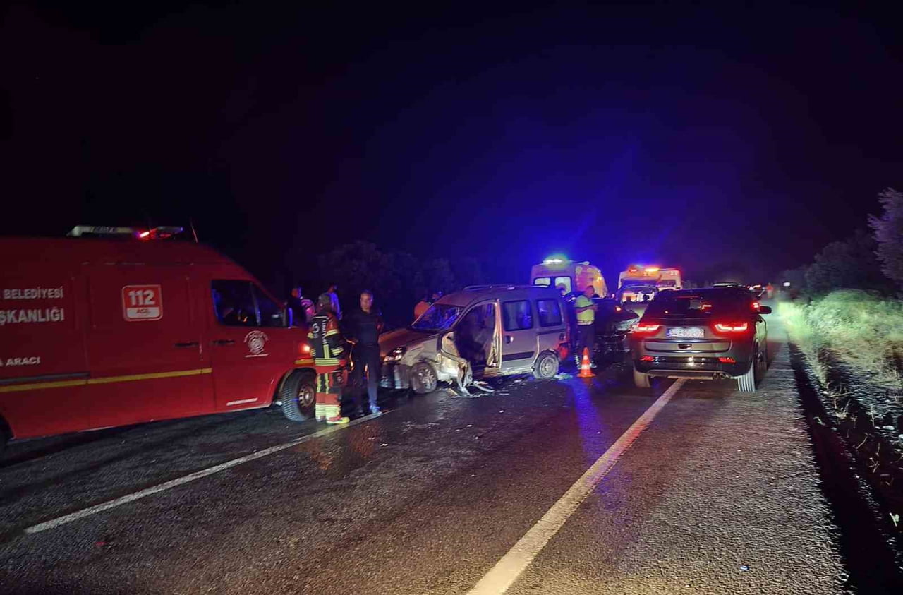 HAVRAN İLÇESİNDE İKİ OTOMOBİLİN ÇARPIŞMASI SONUCU MEYDANA GELEN TRAFİK KAZASINDA 4 KİŞİ...