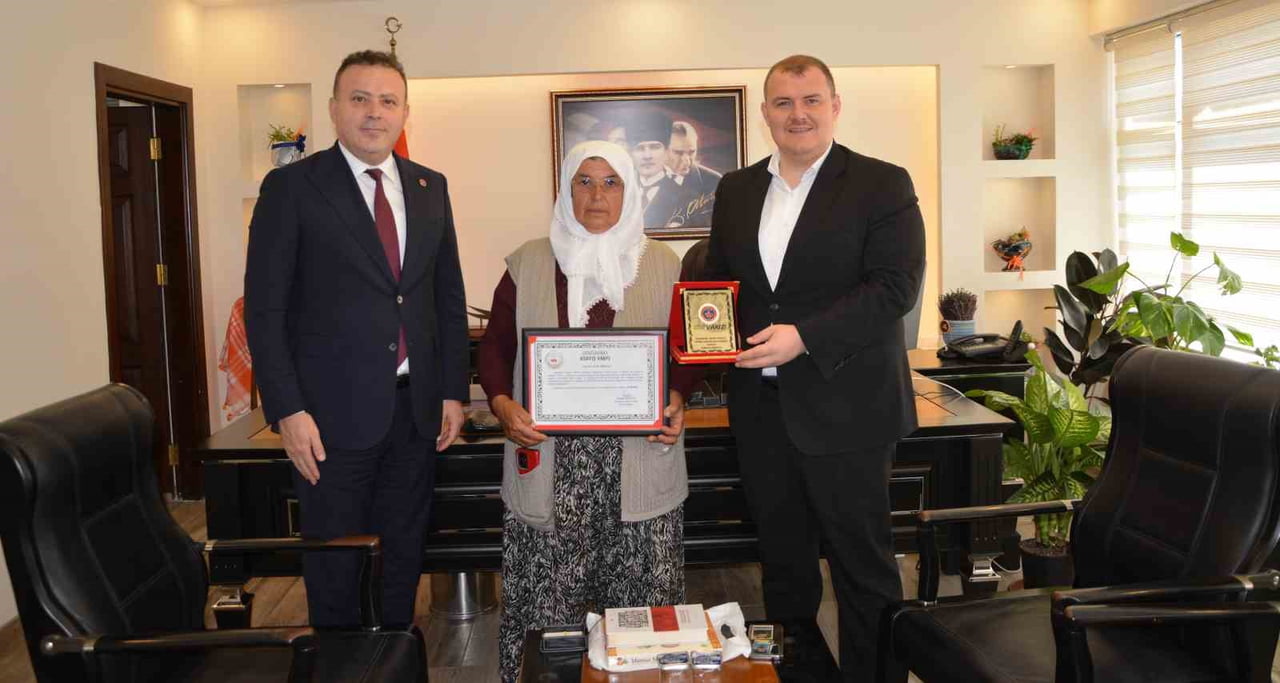 HAYIRSEVER AYŞE ARSLAN, TARLASINI JANDARMA ASAYİŞ VAKFI'NA (JAV) BAĞIŞLADI. JAV GENEL MÜDÜRÜ...