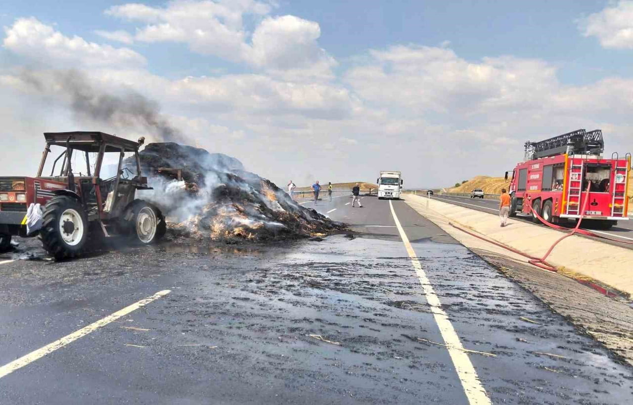 HAYRABOLU İLÇESİNDE SAMAN BALYASI YÜKLÜ RÖMORKTA ÇIKAN YANGIN PANİĞE NEDEN OLDU.