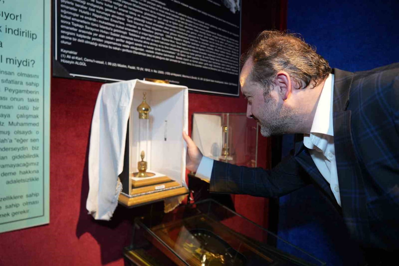 HAZRETİ MUHAMMED SALLALLAHU ALEYHİ VESELLİM'İN MÜBAREK SAÇI