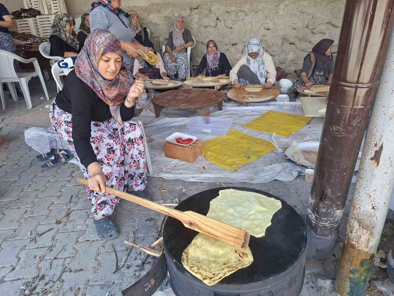 HER CUMA GELENEKSEL HALE GETİRDİKLERİ GÖZLEME GÜNÜNE DEVAM EDİYORLAR.
