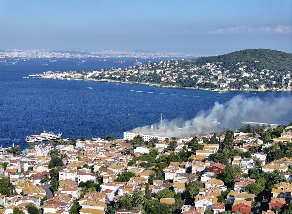 HEYBELİADA DENİZ HARP OKULU'NUN ÇATISINDA ÇIKAN YANGIN, EKİPLERİN YOĞUN MÜDAHALESİNİN ARDINDAN...