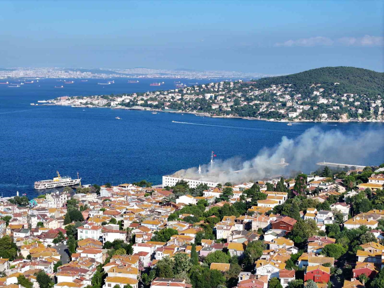 HEYBELİADA DENİZ HARP OKULU'NUN ÇATISINDA RESTORASYON ÇALIŞMALARI ESNASINDA ÇIKAN YANGIN DRONLA...