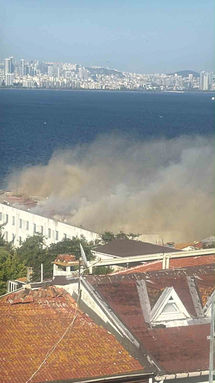 HEYBELİADA DENİZ HARP OKULU'NUN ÇATISINDA TADİLAT NEDENİYLE YANGIN ÇIKTI. OLAY YERİNE ÇEVRE...