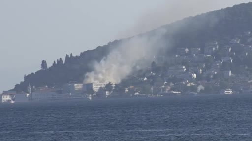 Heybeliada Deniz Harp Okulu'nun çatısında tadilat sırasında yangın çıktı