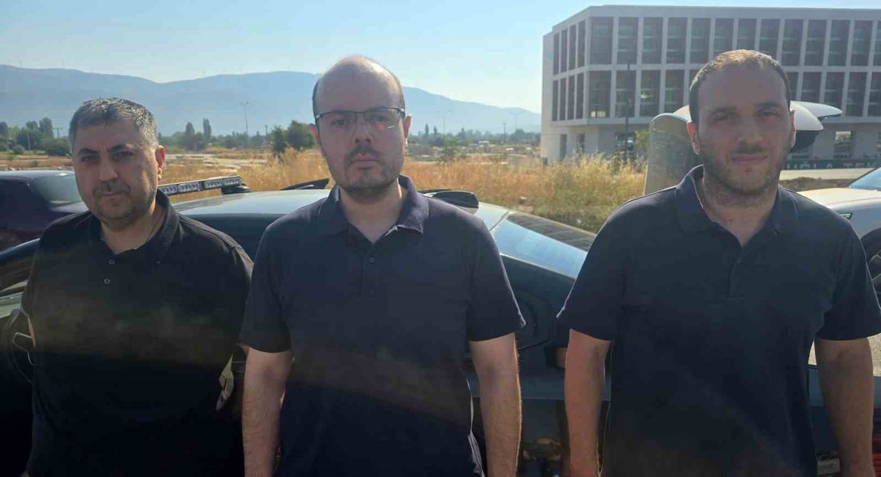 HİLMİ TUNA KURİŞ (ORTADA) VE ERHAN YILMAZ (SAĞDA) BOZBURUN BÖLGESİNDE YAKALANDI.