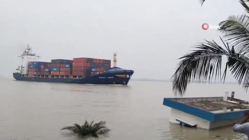 Hindistan'da Singapur bandıralı konteyner gemisi, dümen arızası nedeniyle nehir kıyısına çarptı. O...