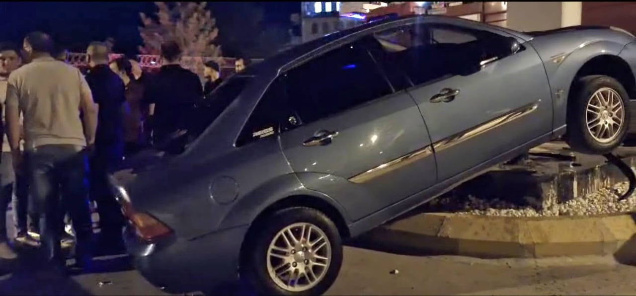 HİSARCIK’TA OTOMOBİL ORTA REFÜJE ÇIKTI, SÜRÜCÜ YARALANDI