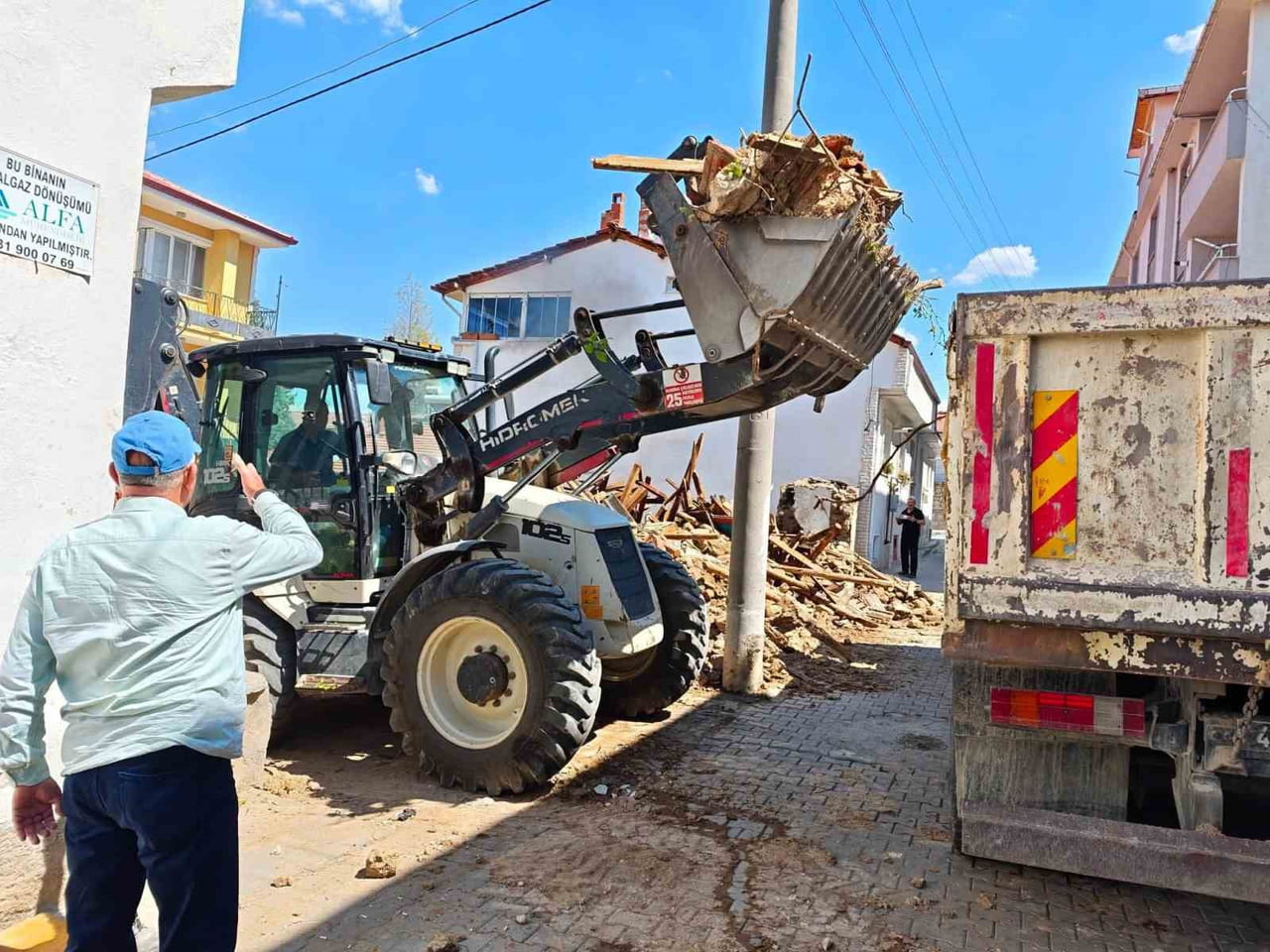 HİSARCIK YEŞİLHİSAR MAHALLESİ’NDE RİSKLİ METRUK BİNA KONTROLLÜ ŞEKİLDE YIKILDI
