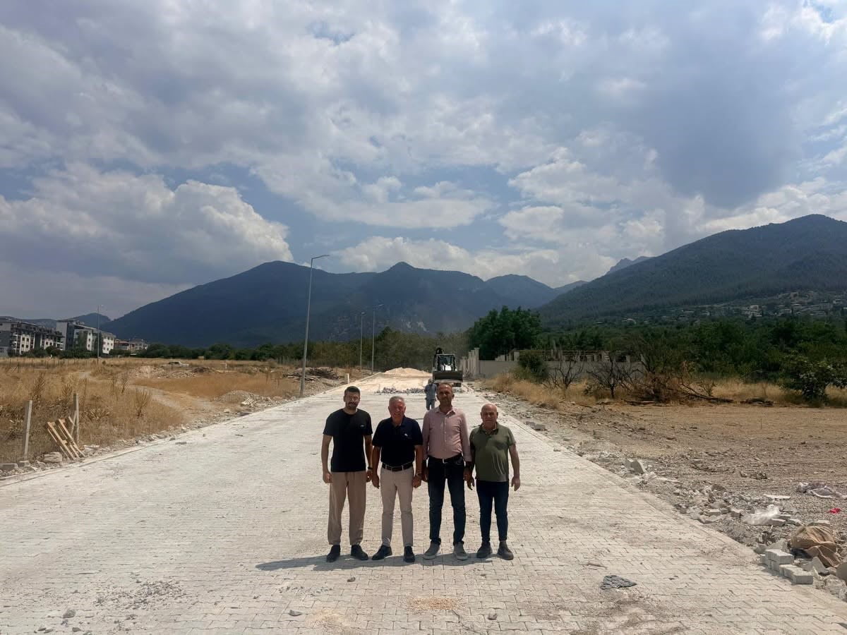 HONAZ BELEDİYESİ, AFŞİNBEY MAHALLESİ’NDE YOLLAR KİLİTLİ PARKE TAŞIYLA YENİLENEREK DAHA GÜVENLİ...