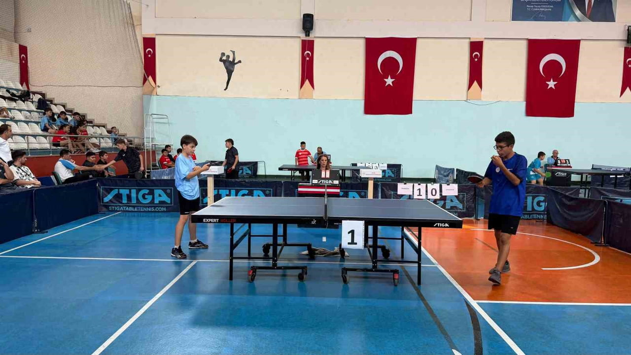 HOPA İLÇESİNDE DÜZENLENEN ANADOLU YILDIZLAR LİGİ MASA TENİSİ TÜRKİYE ŞAMPİYONASI’NDA 21 KIZ VE 23...