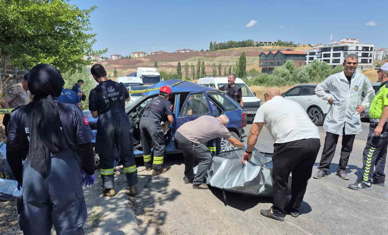 HURDAYA DÖNEN OTOMOBİLİN İÇERİSİNDE SIKIŞARAK HAYATINI KAYBEDEN KADININ CANSIZ BEDENİ, İTFAİYE...