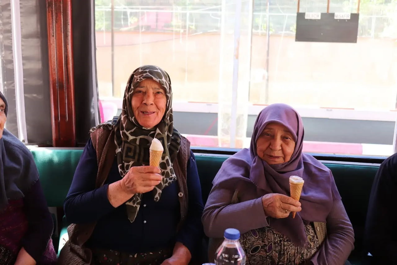 HUZUREVİ SAKİNLERİNE DONDURMA SÜRPRİZİ