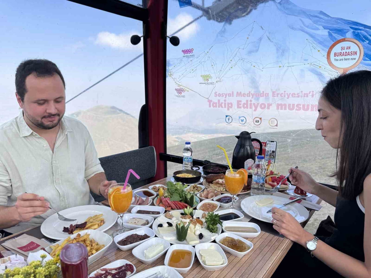 İÇ ANADOLU’NUN EN YÜKSEK DAĞI OLAN ERCİYES’TE HİZMET VEREN H2650 CAFE VE RESTORAN, MİSAFİRLERİNE...