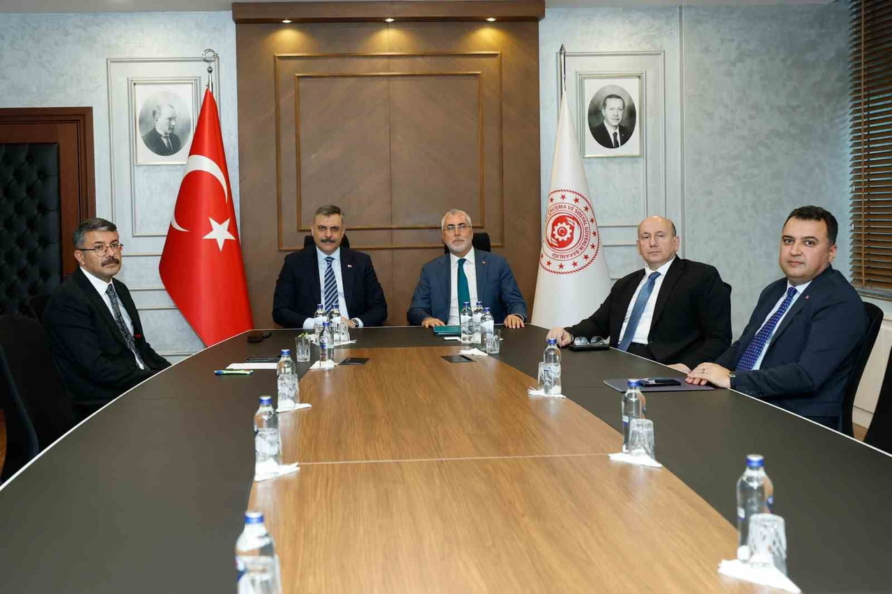 İÇİŞLERİ BAKANI MUSTAFA ÇİFTÇİ, ÇALIŞMA VE SOSYAL GÜVENLİK BAKANI PROF. DR. VEDAT IŞIKHAN'I...
