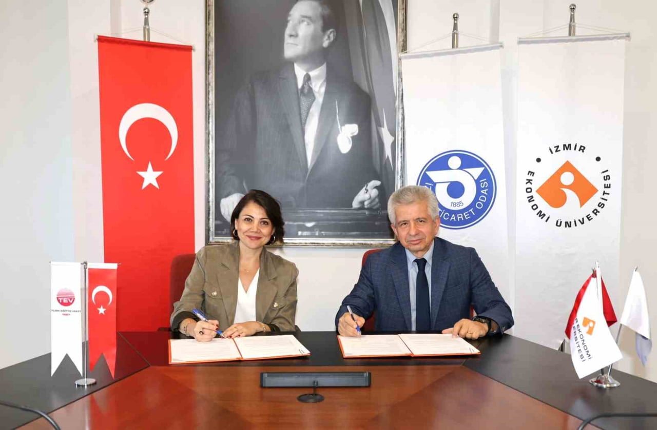İEÜ REKTÖRÜ PROF. DR. YUSUF HAKAN ABACIOĞLU VE TEV GENEL MÜDÜRÜ MELİKE KOÇOĞLU TARAFINDAN...