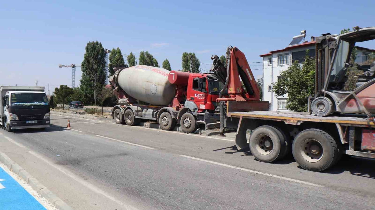 IĞDIR-TUZLUCA KARA YOLUNDA MEYDANA GELEN ZİNCİRLEME TRAFİK KAZASINDA İKİ BETON MİKSERİ İLE BİR...