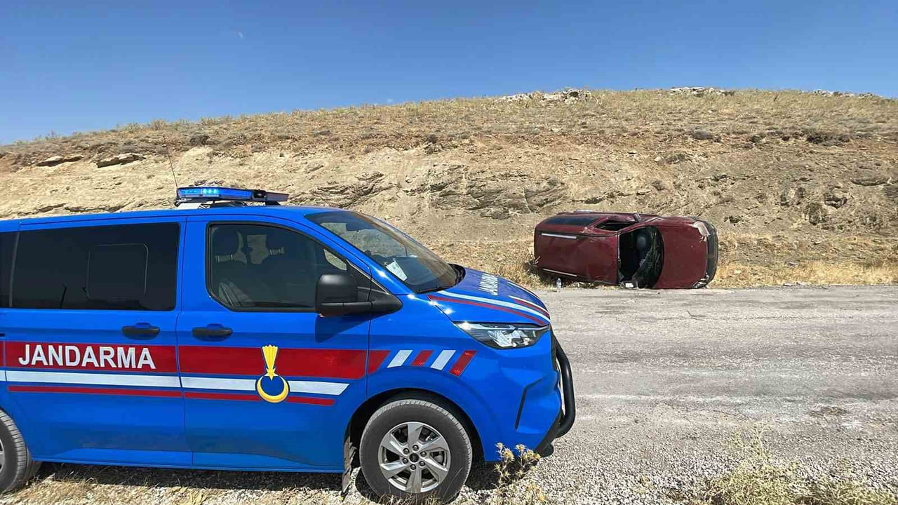 İHBAR ÜZERİNE ADRESE SAĞLIK, JANDARMA VE AFAD EKİPLERİ SEVK EDİLDİ. YARALI SÜRÜCÜ, OLAY YERİNDE...