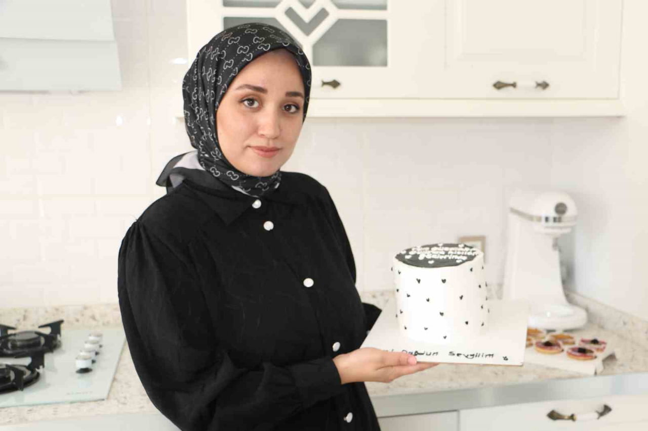 İKİ ÇOCUĞUNUN YAŞLARININ BİRBİRİNE ÇOK YAKIN OLDUĞUNU BELİRTEN LALA, İŞİNİ ÇOCUKLARININ UYKU...