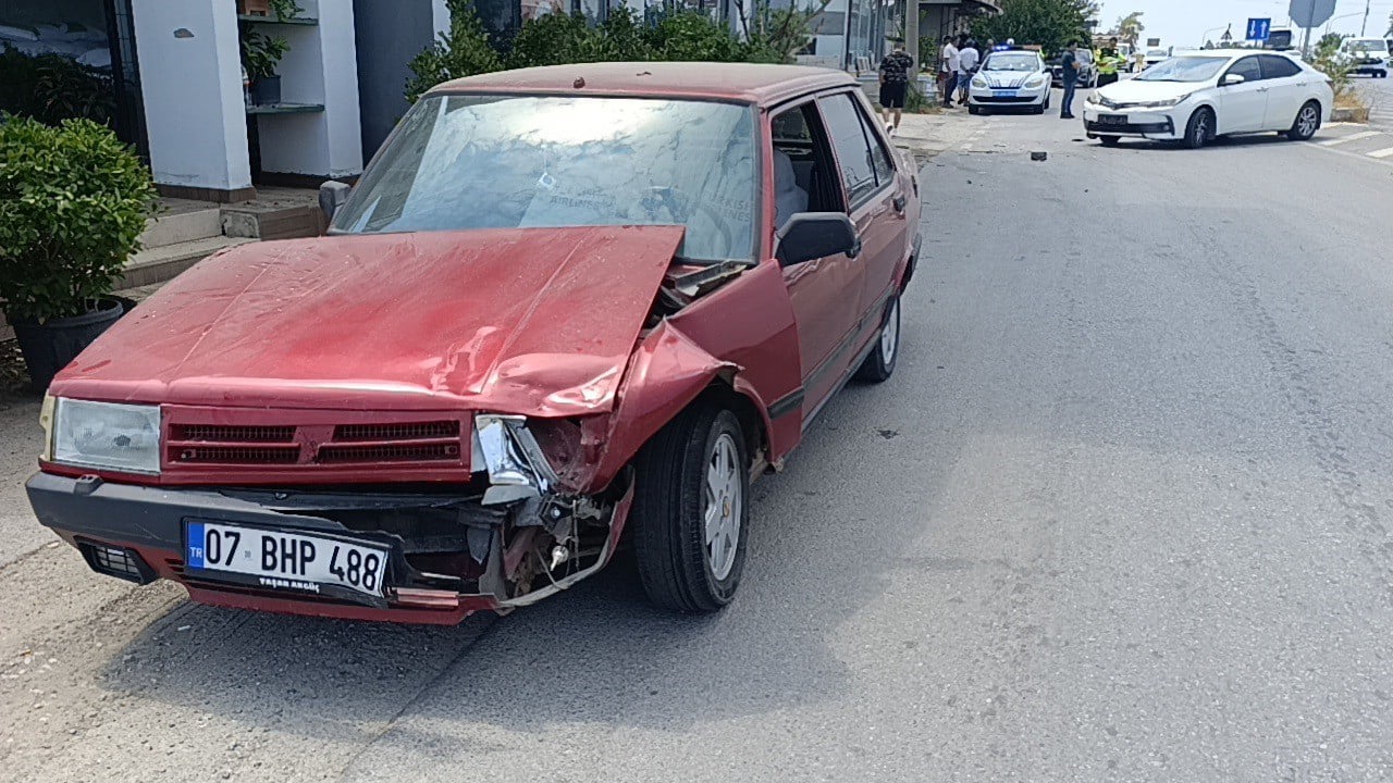 İKİ OTOMOBİL ÇARPIŞTI