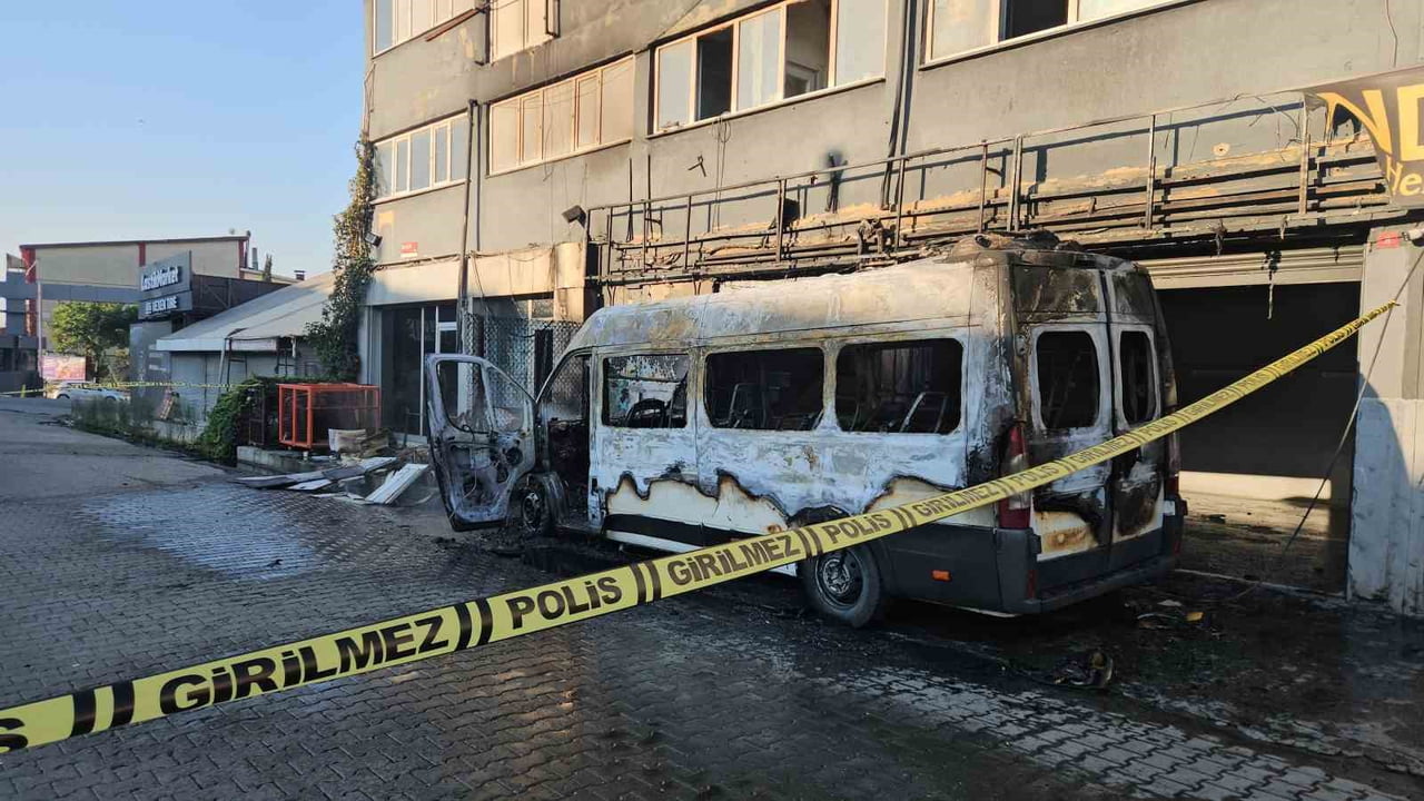 İKİTELLİ'DE SANAYİ SİTESİNDE MİNİBÜSTE ÇIKAN YANGIN DÜKKANA SIÇRADI: KUNDAK ŞÜPHESİ ÜZERİNDE...