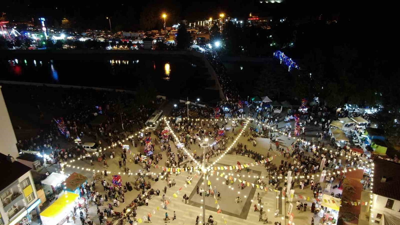 İLÇE MERKEZİNDE OLUŞAN KALABALIK HAVADAN GÖRÜNTÜLENDİ.