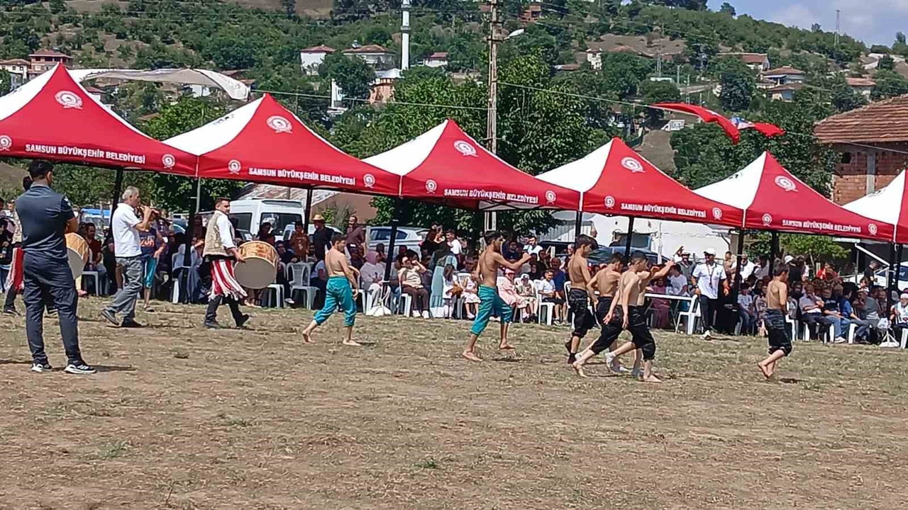 İLÇENİN ÇUKURBÜK MAHALLESİ'NDE GELENEKSEL OLARAK DÜZENLENEN MAHALLE ŞENLİĞİNDE, GÜN BOYU ÇEŞİTLİ...