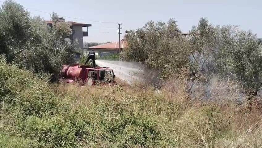 ILICA MAHALLESİ'NDE TARIM ARAZİSİNDE ÇIKAN YANGIN YERLEŞİM YERLERİNE ULAŞMADAN İTFAİYE EKİPLERİ...