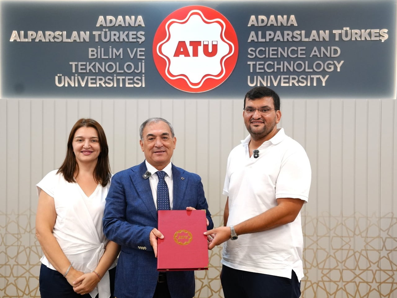 İMZA TÖRENİNDE DEĞERLENDİRMELERDE BULUNAN ATÜ REKTÖRÜ PROF. DR. ADNAN SÖZEN (ORTADA)...