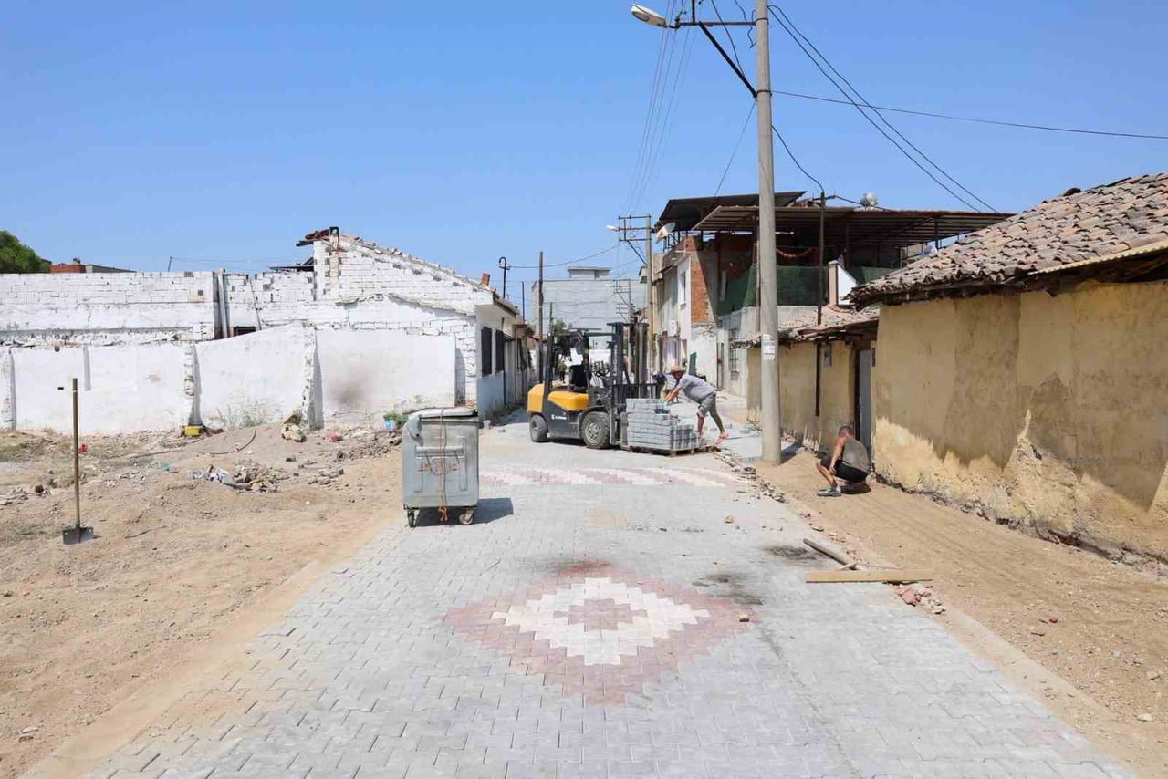 İNCİRLİOVA BELEDİYESİ TARAFINDAN ZAFER MAHALLESİ’NDE SÜRDÜRÜLEN YOL YAPIM VE YENİLEME ÇALIŞMALARI...