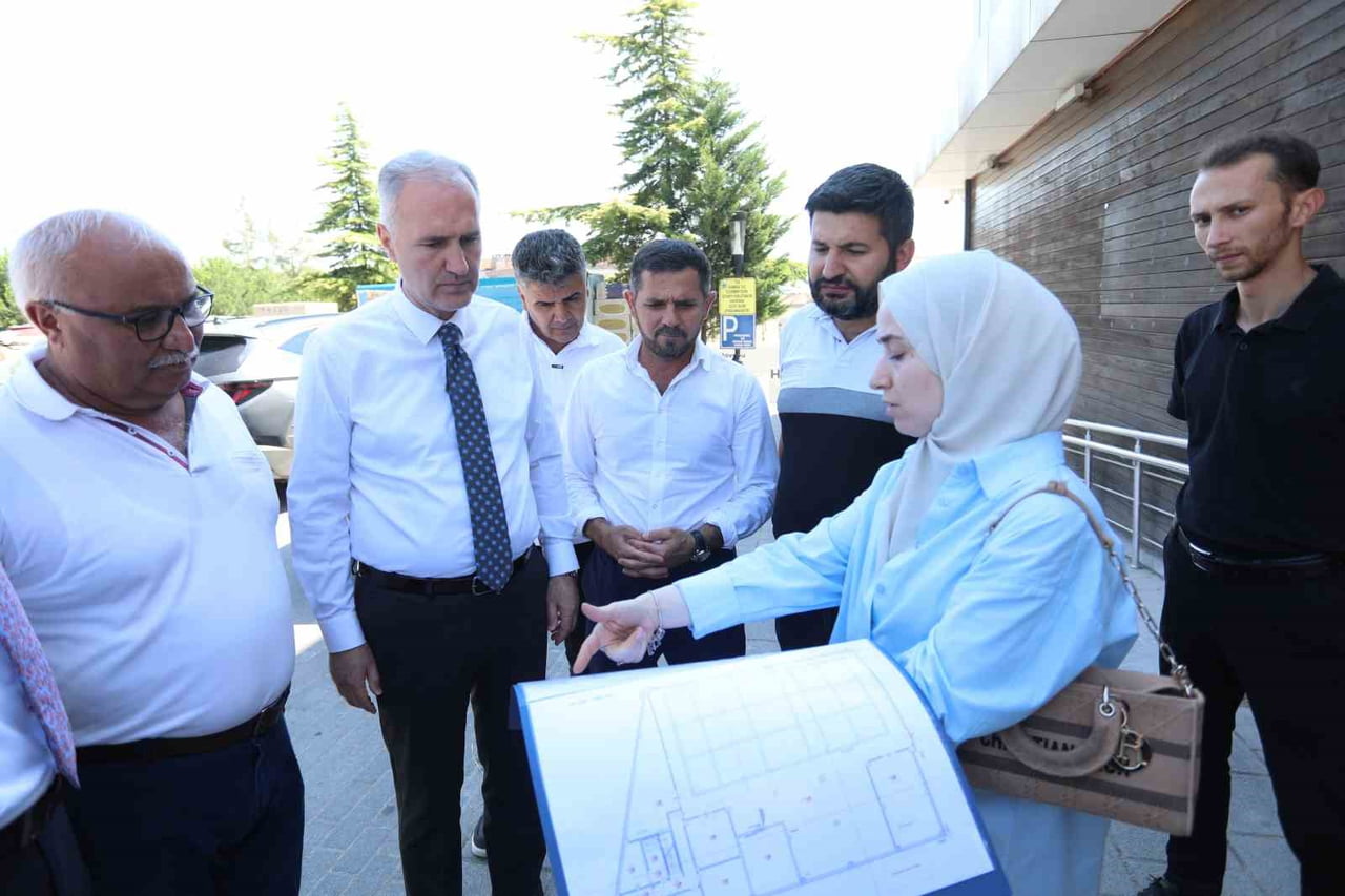 İNEGÖL BELEDİYESİ’NİN ALANYURT YUNUSEMRE MAHALLESİNDE YAPIMINA BAŞLADIĞI YÜZME HAVUZUNDA...