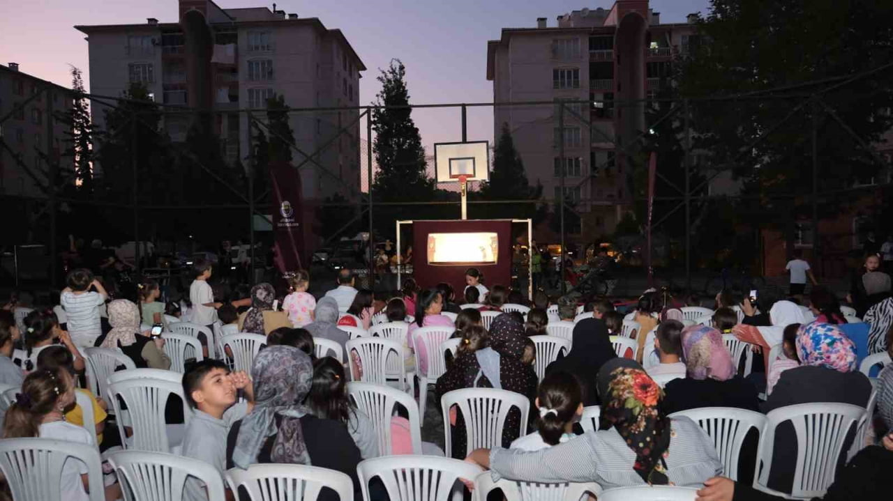 İNEGÖL BELEDİYESİ’NİN “İNEGÖL’DE YAZ ETKİNLİKLERİ” KAPSAMINDA DÜZENLEDİĞİ “KARAGÖZ’ÜN SALINCAĞI”...