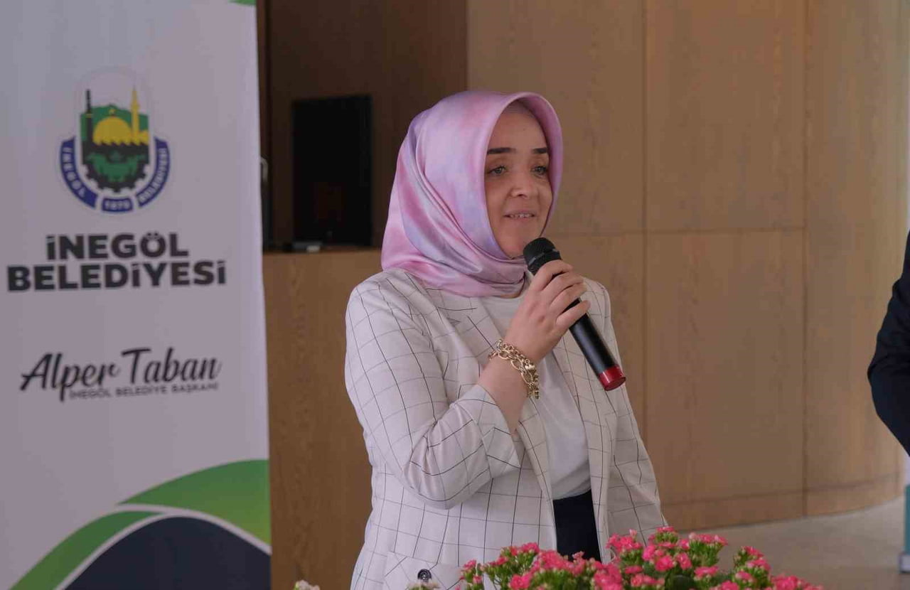 İNEGÖL BELEDİYESİ TARAFINDAN DÜZENLENEN "ATIKTAN SAKSIYA, SAKSIDAN YAŞAMA" ETKİNLİĞİNDE 30 ANNE VE...