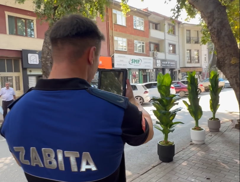 İNEGÖL BELEDİYESİ ZABITA MÜDÜRLÜĞÜ EKİPLERİ, ŞEHRİN ÖZELLİKLE ANA ARTERLERİNDE FAALİYET GÖSTEREN...