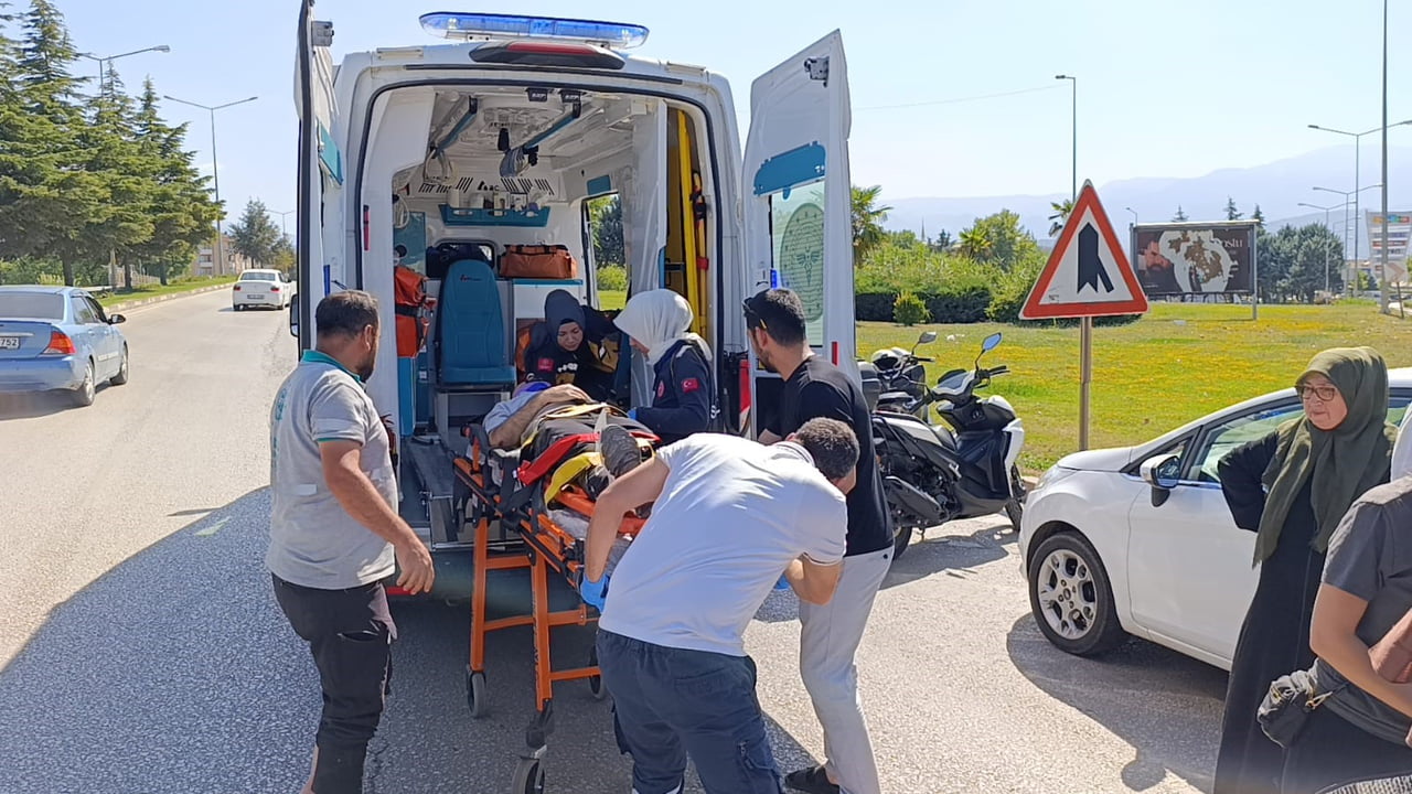 İNEGÖL İLÇESİNDE OTOMOBİLLE ÇARPIŞAN MOTOSİKLETİN SÜRÜCÜSÜ AĞIR YARALANDI.