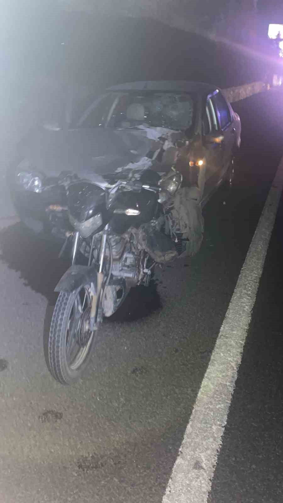 İPSALA’DA 3 KİŞİNİN YARALANDIĞI KAZADA MOTOSİKLET OTOMOBİLİN ÖNÜNE SAPLANDI