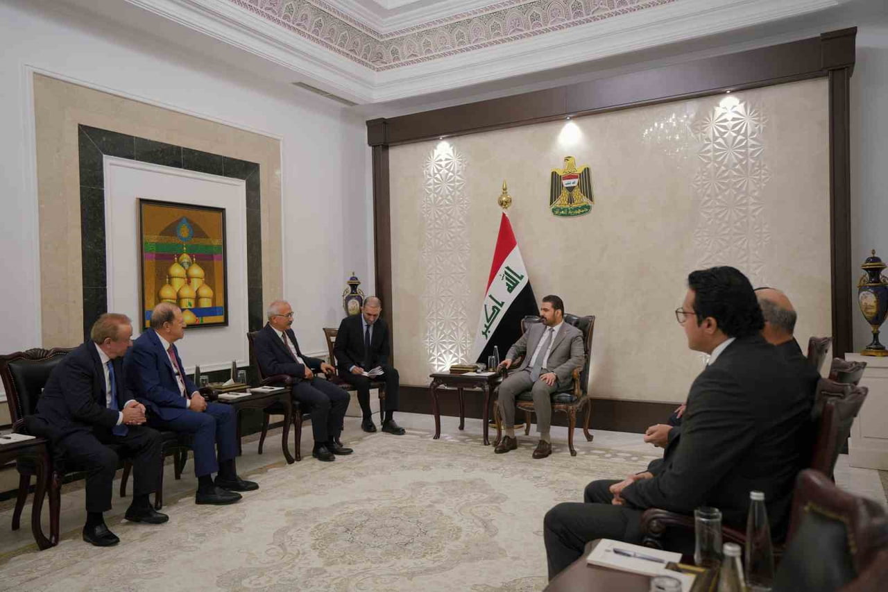 IRAK BAŞBAKANI ZEYDİ, TÜRKİYE’NİN ESKİ BAŞBAKAN YARDIMCISI ELVAN İLE BERABERİNDEKİ HEYETİ KABUL...
