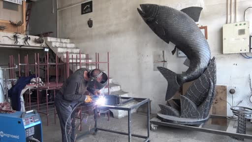 İranlı sanatçı atık metalden inci kefali tasarladı